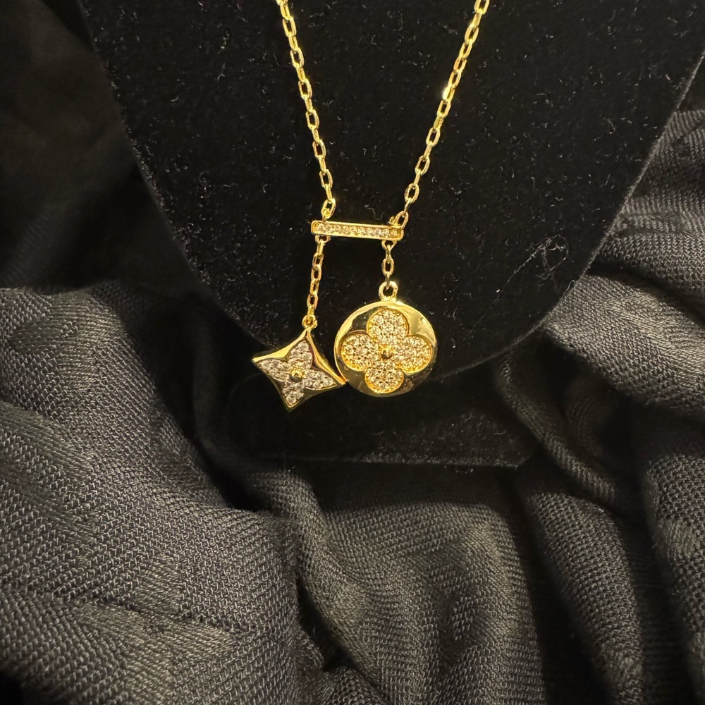 Louis Vuitton Star Logo Gold Crystal Pendant Necklace - Picture 2 of 4
